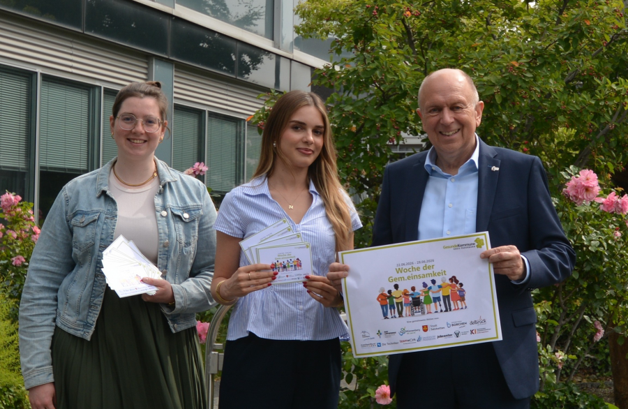 Damit niemand einsam ist: Werben gemeinsam für die Aktionswoche der Gem.einsamkeit: Landrat und Schirmherr Christoph Rüther, Melike Gün, Leitung der Arbeitsgruppe „Gesunde Kommune“, und Carina Moss vom Projektteam (v.r.). © Kreis Paderborn,Ulrike Sander